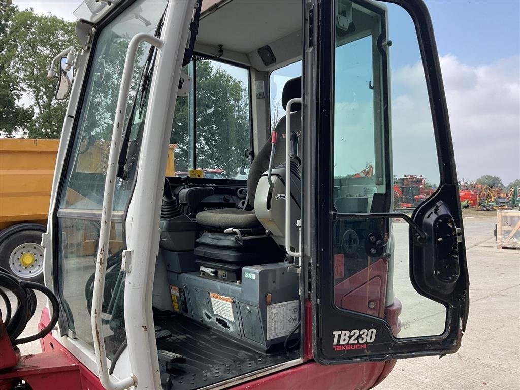 Bagger Türe ait Takeuchi TB230 Kun 1330 timer. To skovle. Ring til Ulrik på 40255544. Jeg snakker Jysk, tysk og engelsk., Gebrauchtmaschine içinde Kolding (resim 8)