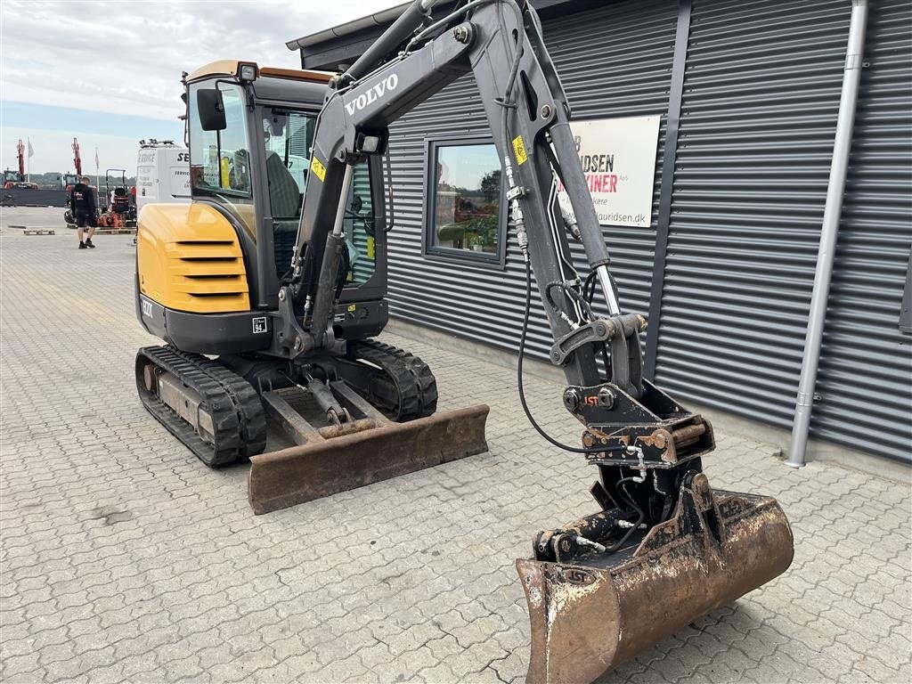 Bagger van het type Volvo EC27C Hydraulisk s40 og kipbar planerskovl, Gebrauchtmaschine in Rønnede (Foto 3)