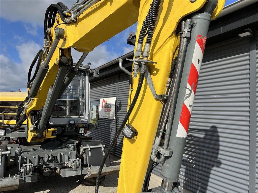 Bagger типа Wacker Neuson EW 100  Gummihjuler med rotortilt, vogn og fuld skovlpakke, Gebrauchtmaschine в Rønnede (Фотография 4)