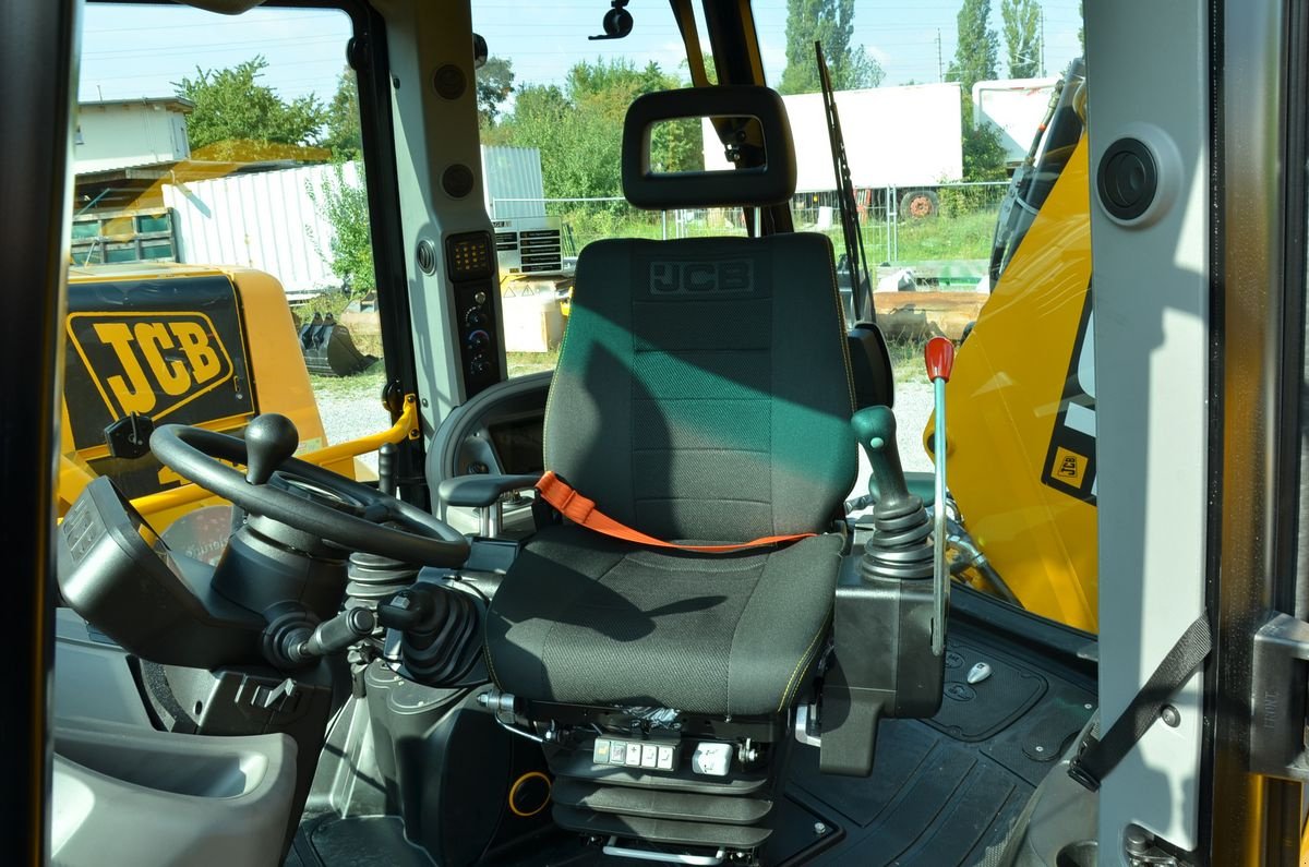 Baggerlader of the type JCB 3CX PLUS, Neumaschine in Wien (Picture 9)