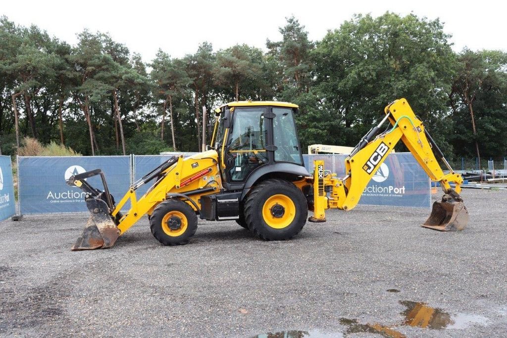 Baggerlader des Typs JCB 3CX SITEMASTER, Neumaschine in Antwerpen (Bild 1)