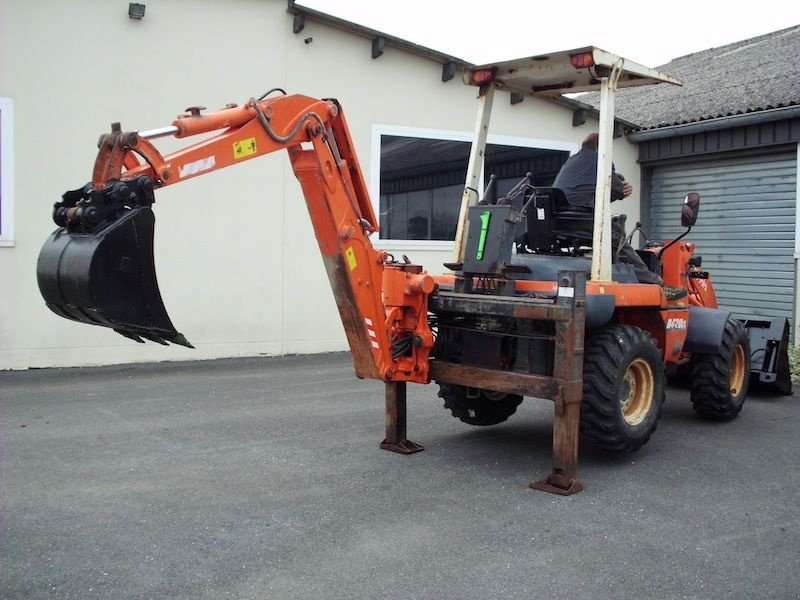 Baggerlader от тип Kubota R420B, Gebrauchtmaschine в St Cyr/Morin (Снимка 4)