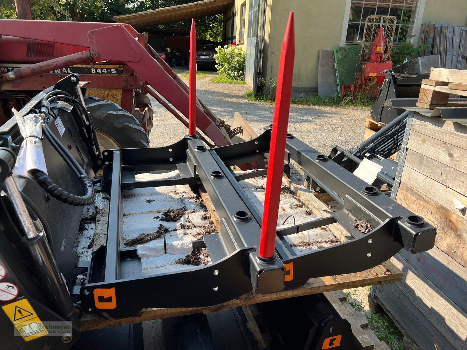 Ballengabel des Typs Alö M140 Skid-Steer 2 Zinken 1000 kg Ballentransportgabel Mistgabel, Neumaschine in Feuchtwangen (Bild 1)