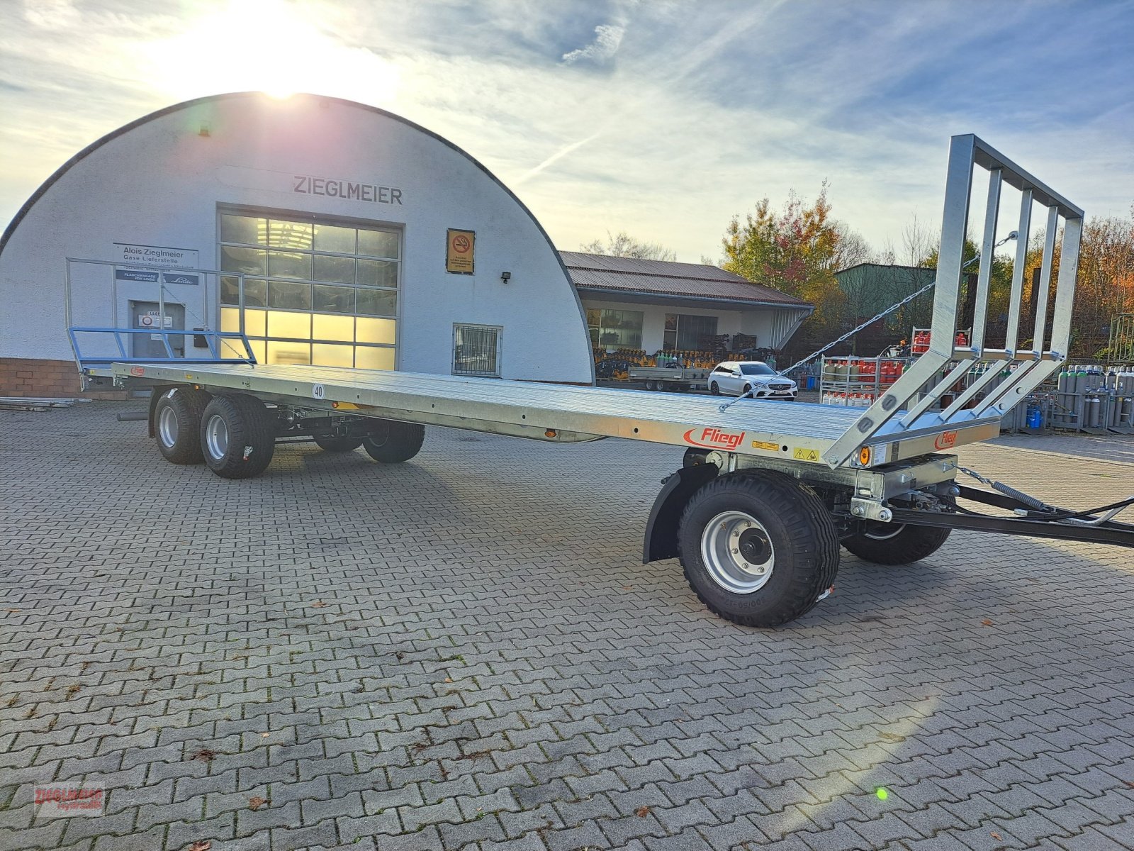 Ballensammelwagen van het type Fliegl DPW 180 B, Neumaschine in Rottenburg a.d. Laaber (Foto 2)