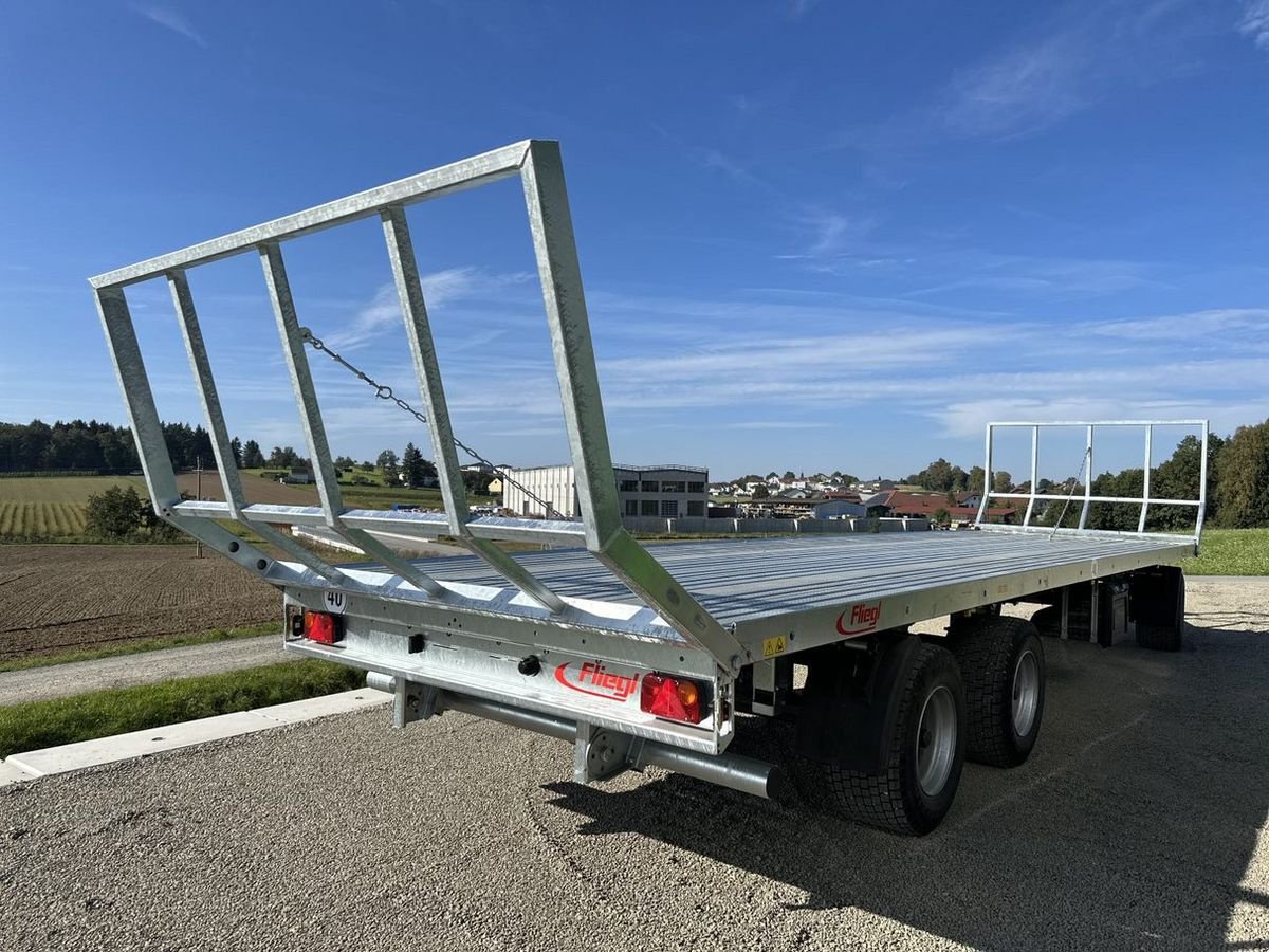 Ballensammelwagen a típus Fliegl DPW 240 3-Achs-Plattformanhänger, Neumaschine ekkor: St. Marienkirchen (Kép 3)