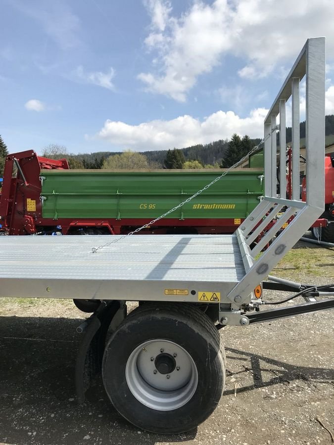 Ballensammelwagen del tipo Fliegl Dreiachs Ballentransportanhänger DPW 180 B, Neumaschine In Kirchschlag (Immagine 12)