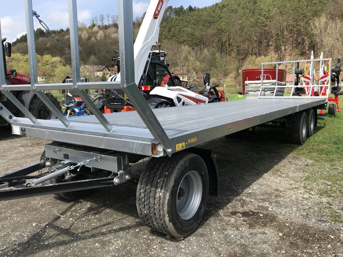 Ballensammelwagen typu Fliegl Dreiachs Ballentransportanhänger DPW 180 B, Neumaschine v Kirchschlag (Obrázek 1)