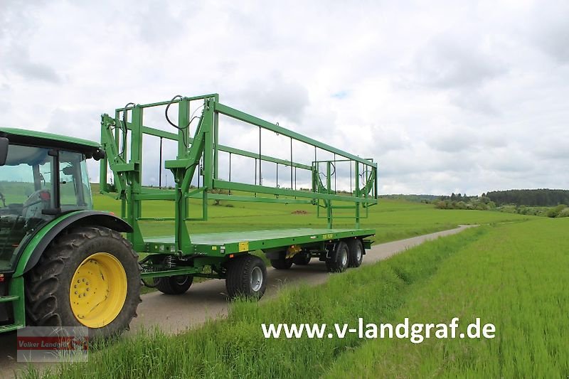 Ballentransportwagen van het type PRONAR T 026 M Hydraulische Ladungssicherung, Neumaschine in Ostheim/Rhön (Foto 1)