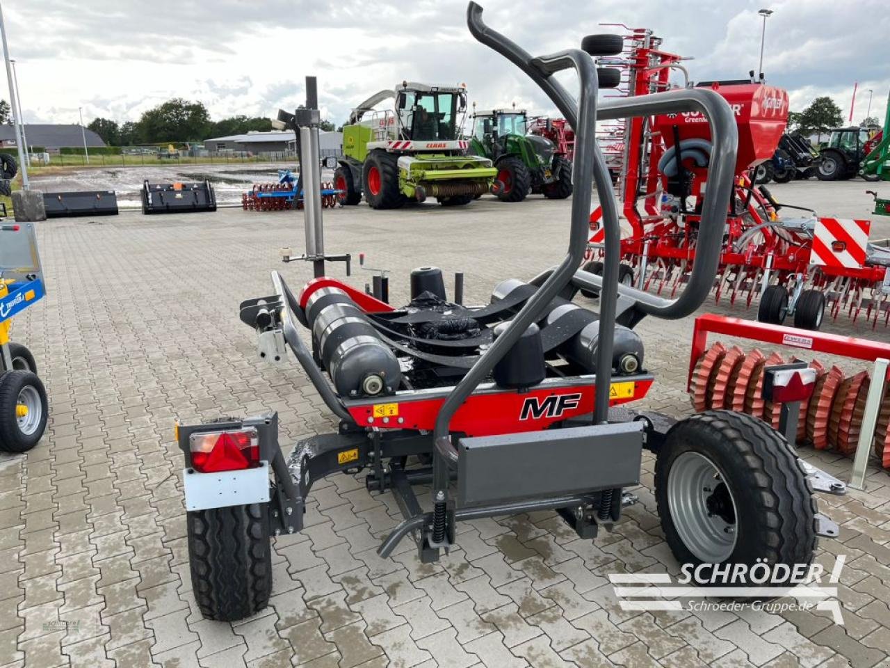 Ballenwickler of the type Massey Ferguson TW 130, Neumaschine in Wildeshausen (Picture 2)