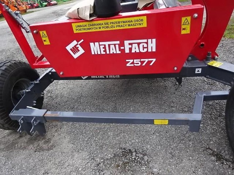 Ballenwickler του τύπου Metal-Fach Z 577 Wickelgerät mit Ballenaufsteller, Vorführmaschine σε Neureichenau (Φωτογραφία 18)