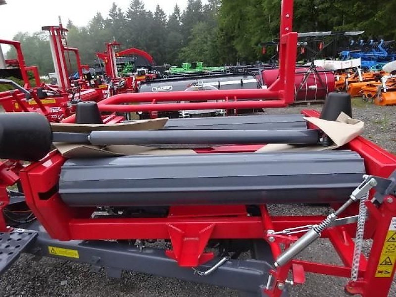 Ballenwickler del tipo Metal-Fach Z 577 Wickelgerät mit Ballenaufsteller, Vorführmaschine en Neureichenau (Imagen 22)