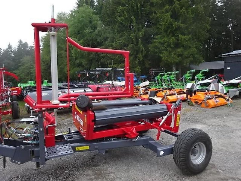 Ballenwickler of the type Metal-Fach Z 577 Wickelgerät mit Ballenaufsteller, Vorführmaschine in Neureichenau (Picture 23)