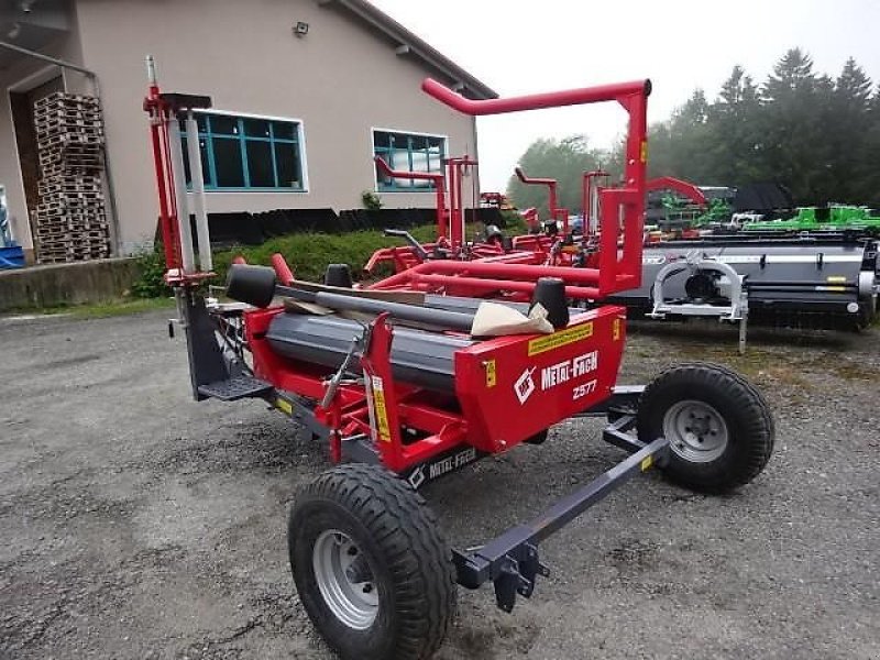 Ballenwickler of the type Metal-Fach Z 577 Wickelgerät mit Ballenaufsteller, Vorführmaschine in Neureichenau (Picture 20)