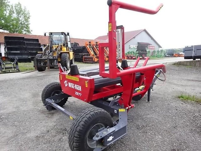 Ballenwickler del tipo Metal-Fach Z 577 Wickelgerät mit Ballenaufsteller, Vorführmaschine en Neureichenau (Imagen 15)