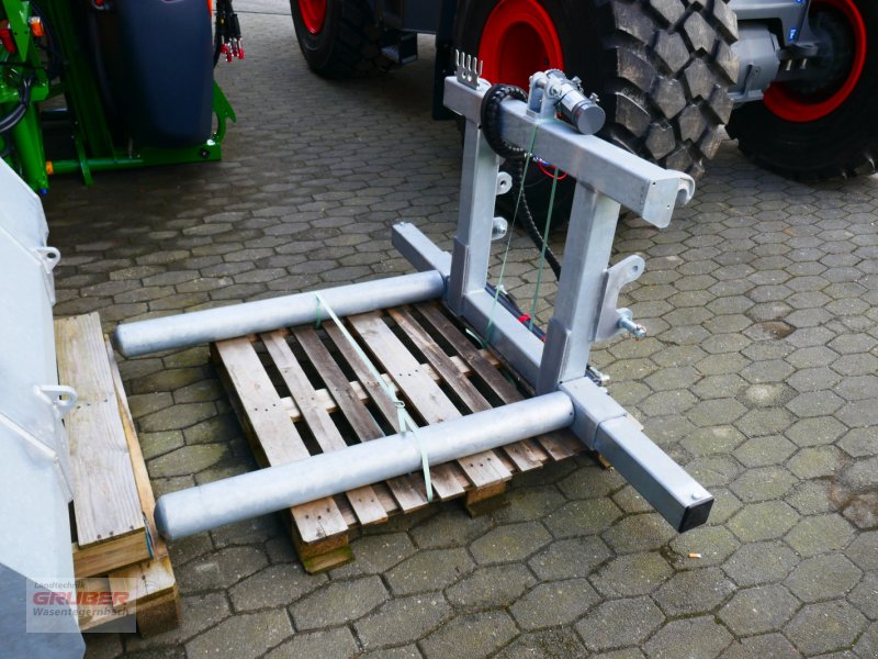 Ballenzange van het type Fliegl Compact-Combi Rundballenaufnahme  -> abgelagert, Neumaschine in Dorfen (Foto 1)