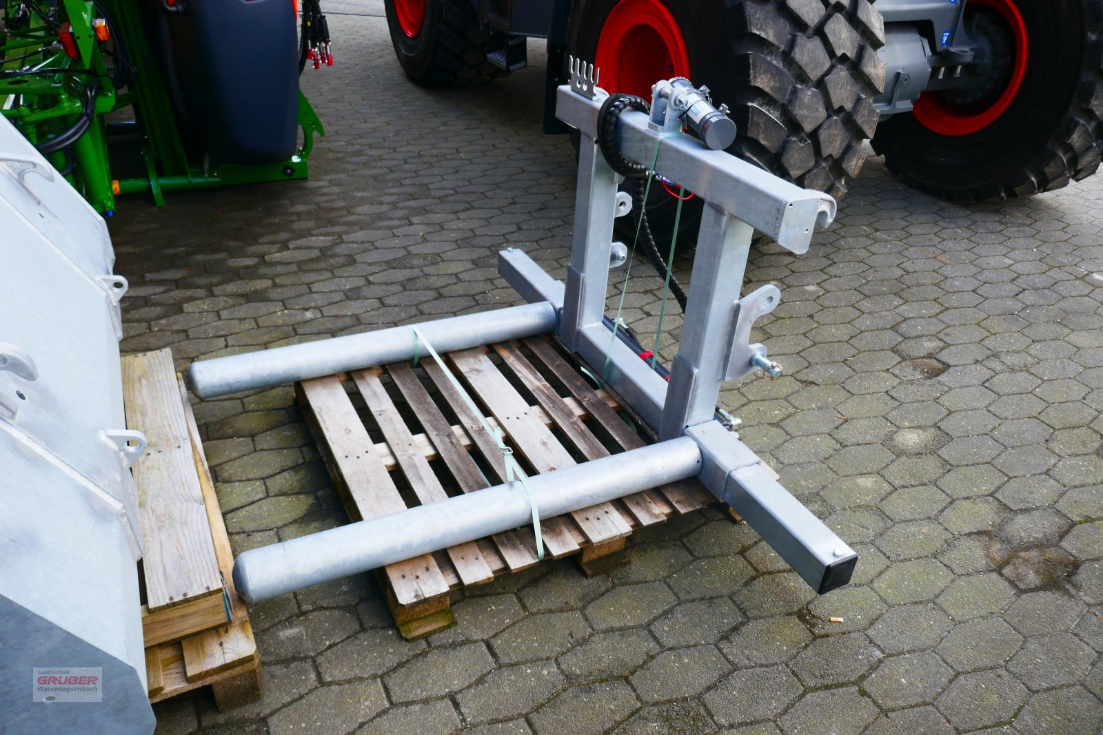 Ballenzange des Typs Fliegl Compact-Combi Rundballenaufnahme, Neumaschine in Dorfen (Bild 1)