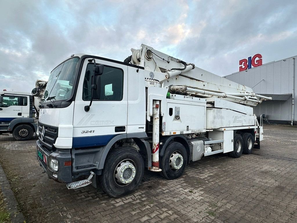 Betonpumpe van het type Sonstige Mercedes Benz Actros 3241 8x4/4 with Putzmeister BSF42-4 16 42m pump, Gebrauchtmaschine in Velddriel (Foto 1)