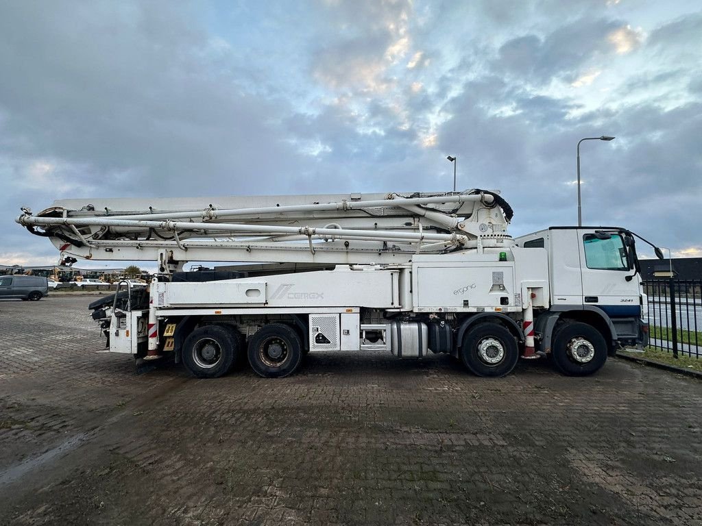 Betonpumpe van het type Sonstige Mercedes Benz Actros 3241 8x4/4 with Putzmeister BSF42-4 16 42m pump, Gebrauchtmaschine in Velddriel (Foto 5)