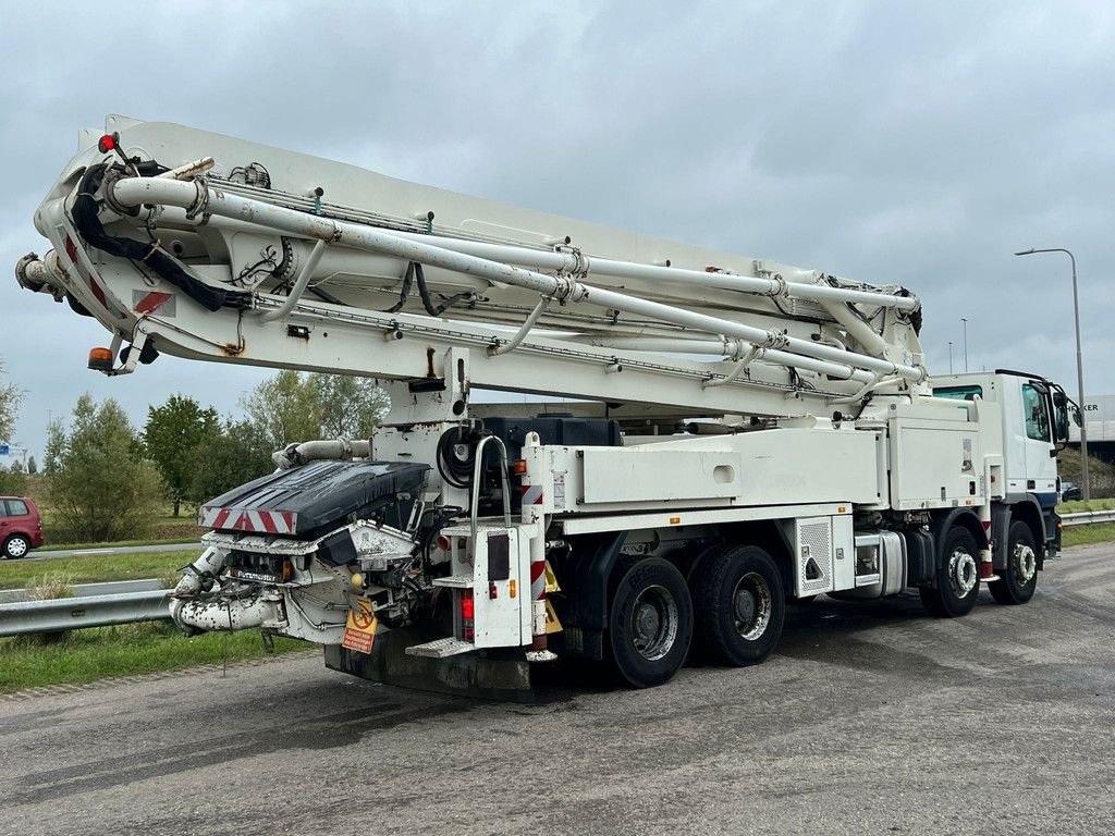 Betonpumpe du type Sonstige Mercedes Benz Actros 3241 8x4/4 with Putzmeister BSF42-4 16 42m pump, Gebrauchtmaschine en Velddriel (Photo 4)