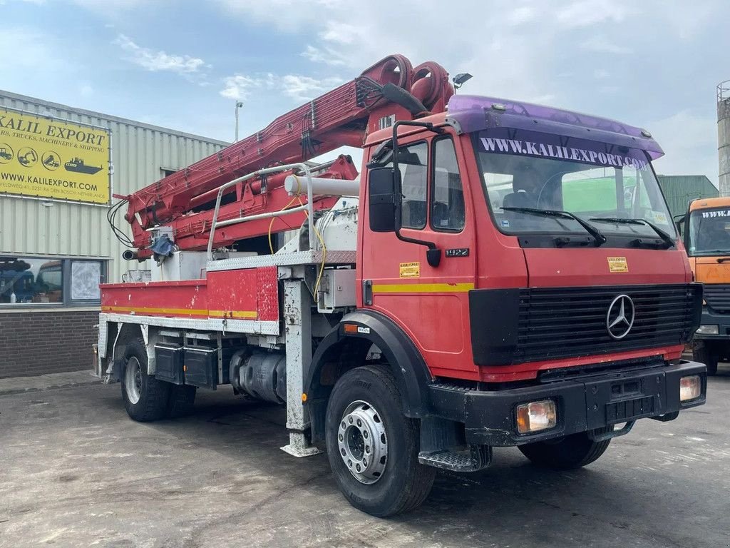 Betonpumpe del tipo Sonstige Mercedes Benz SK 1922 Concrete Pump Putzmeister 24 Meters + Joystick Remotre 8, Gebrauchtmaschine In 'S-Hertogenbosch (Immagine 2)