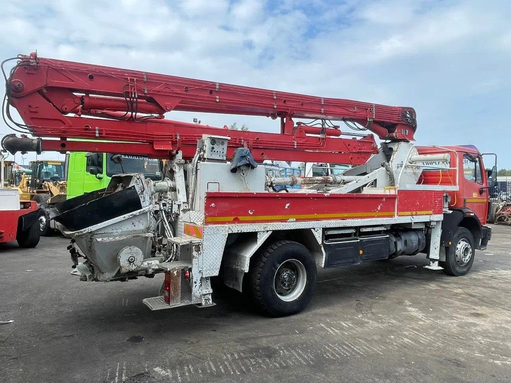 Betonpumpe des Typs Sonstige Mercedes Benz SK 1922 Concrete Pump Putzmeister 24 Meters + Joystick Remotre 8, Gebrauchtmaschine in 'S-Hertogenbosch (Bild 4)