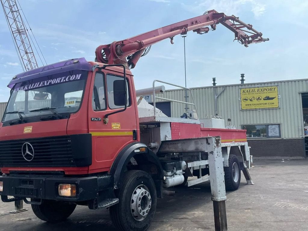 Betonpumpe typu Sonstige Mercedes Benz SK 1922 Concrete Pump Putzmeister 24 Meters + Joystick Remotre 8, Gebrauchtmaschine w 'S-Hertogenbosch (Zdjęcie 8)