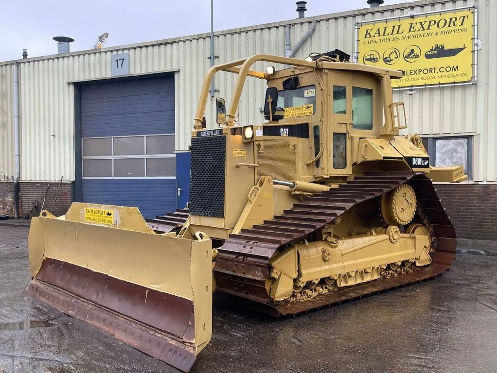 Bulldozer des Typs Caterpillar D6M LGP Dozer With Ripper Good Condition 2 Units In Stock, Gebrauchtmaschine in 'S-Hertogenbosch (Bild 4)