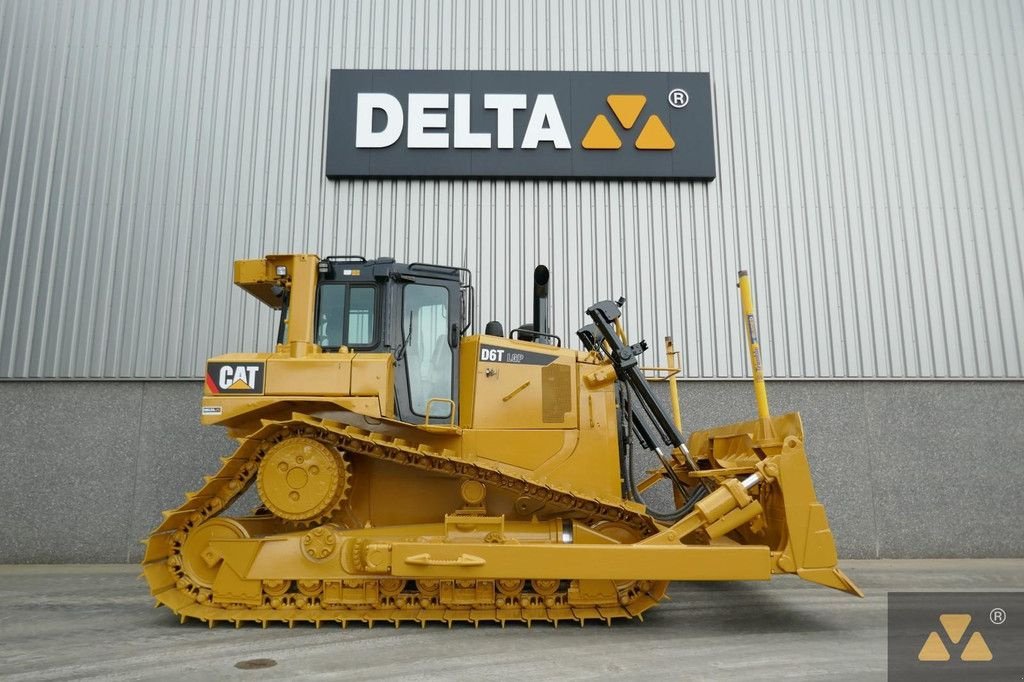 Bulldozer van het type Caterpillar D6T LGP, Gebrauchtmaschine in Zevenbergen (Foto 2)