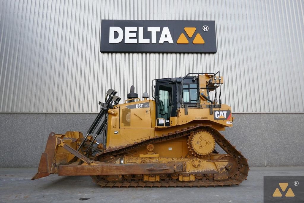 Bulldozer des Typs Caterpillar D6T LGP, Gebrauchtmaschine in Zevenbergen (Bild 1)