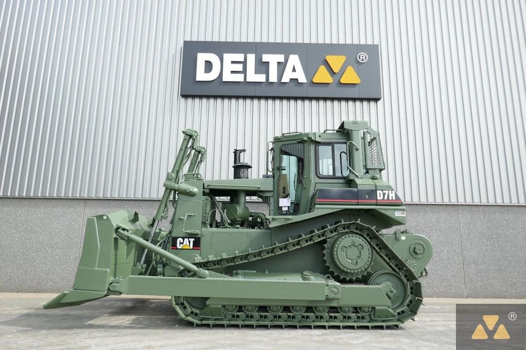 Bulldozer of the type Caterpillar D7H II Ex-army, Gebrauchtmaschine in Zevenbergen (Picture 1)