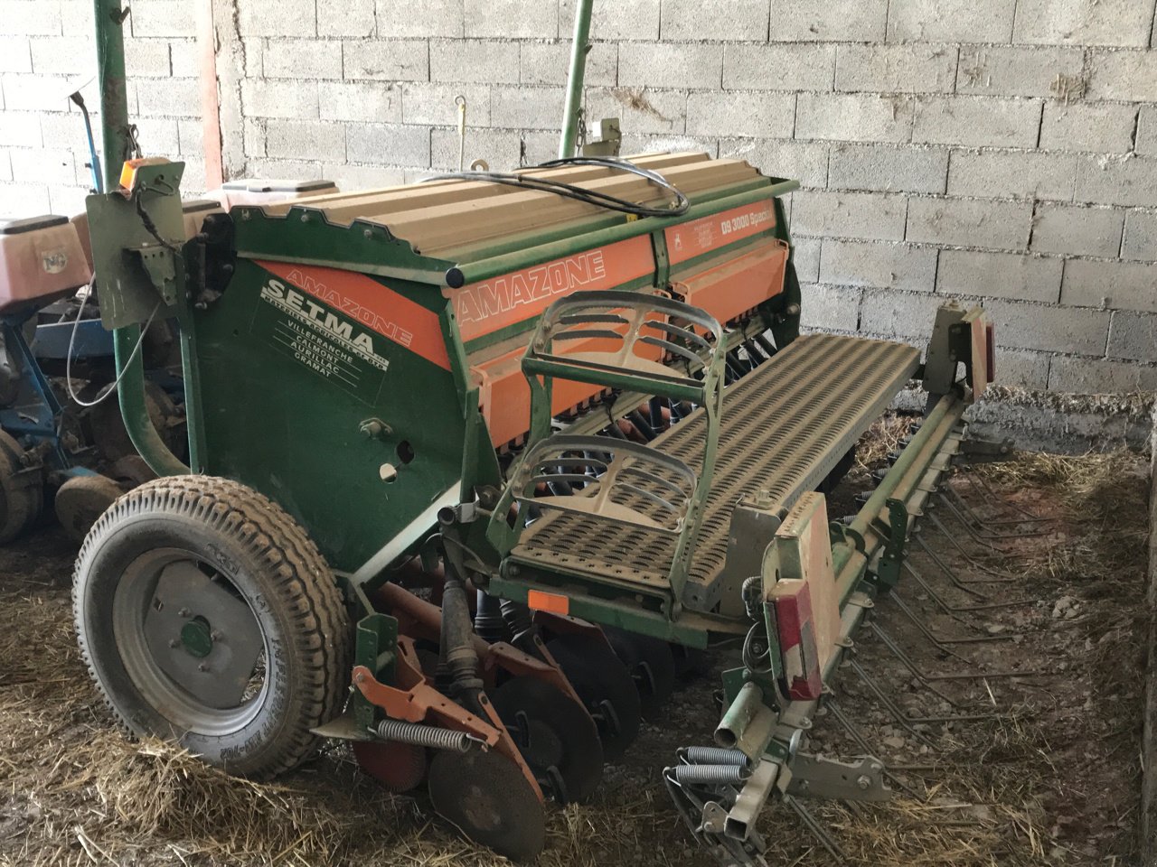 Direktsaatmaschine des Typs Amazone D9 3000 spécial, Gebrauchtmaschine in MORLHON LE HAUT (Bild 3)