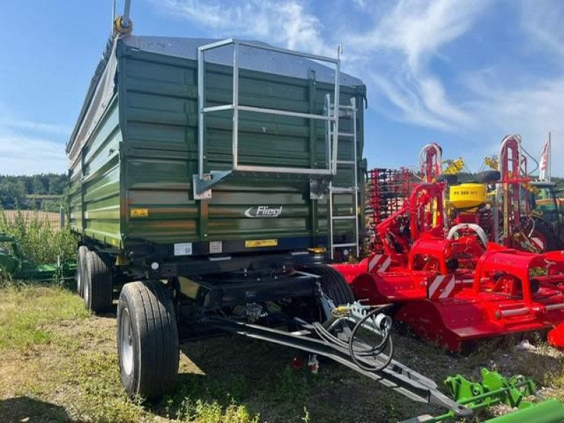 Dreiachskipper of the type Fliegl DDK 240 FOX 3-Achs, Neumaschine in Bad Abbach