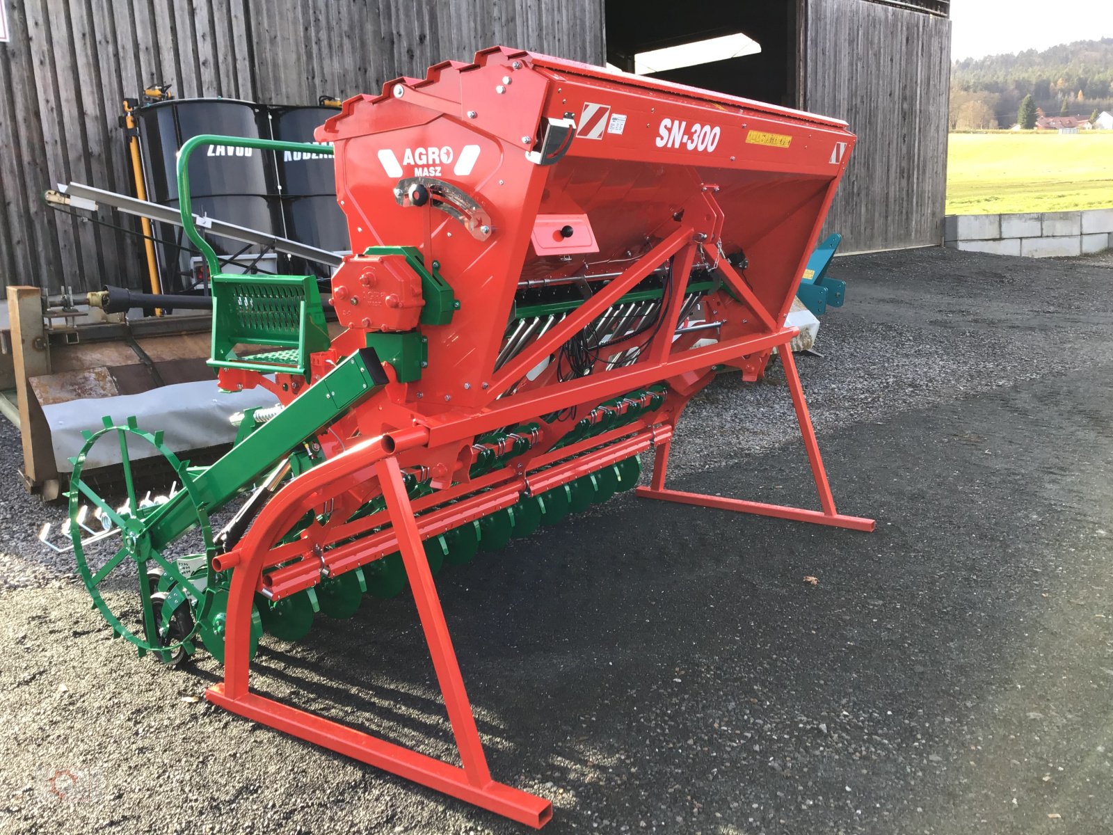 Drillmaschine des Typs Agro-Masz SN 300 aufgebaute Sämaschine elektrische Fahrgassenschaltung, Neumaschine in Tiefenbach (Bild 1)