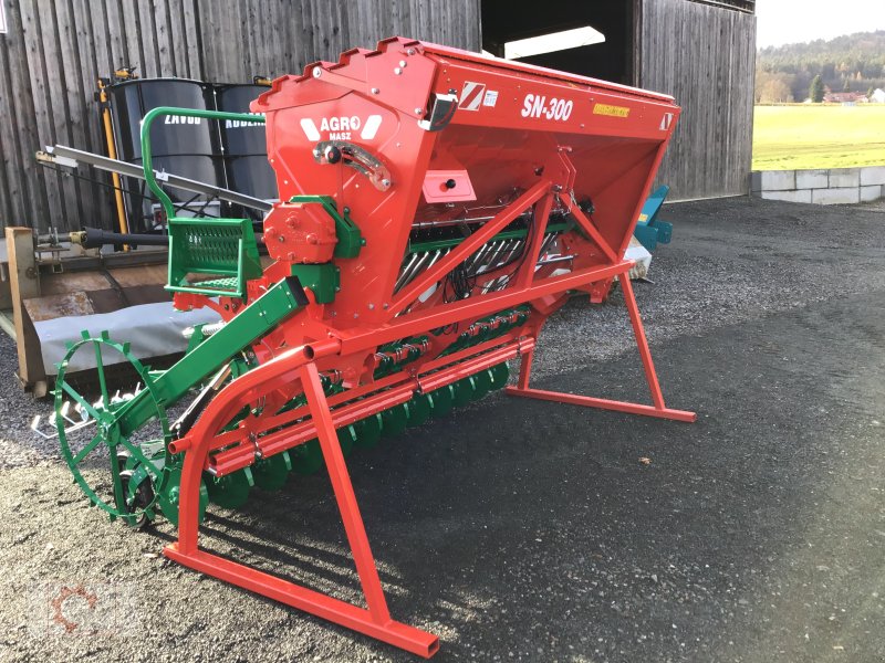 Drillmaschine van het type Agro-Masz SN 300 aufgebaute Sämaschine elektrische Fahrgassenschaltung, Neumaschine in Tiefenbach (Foto 1)