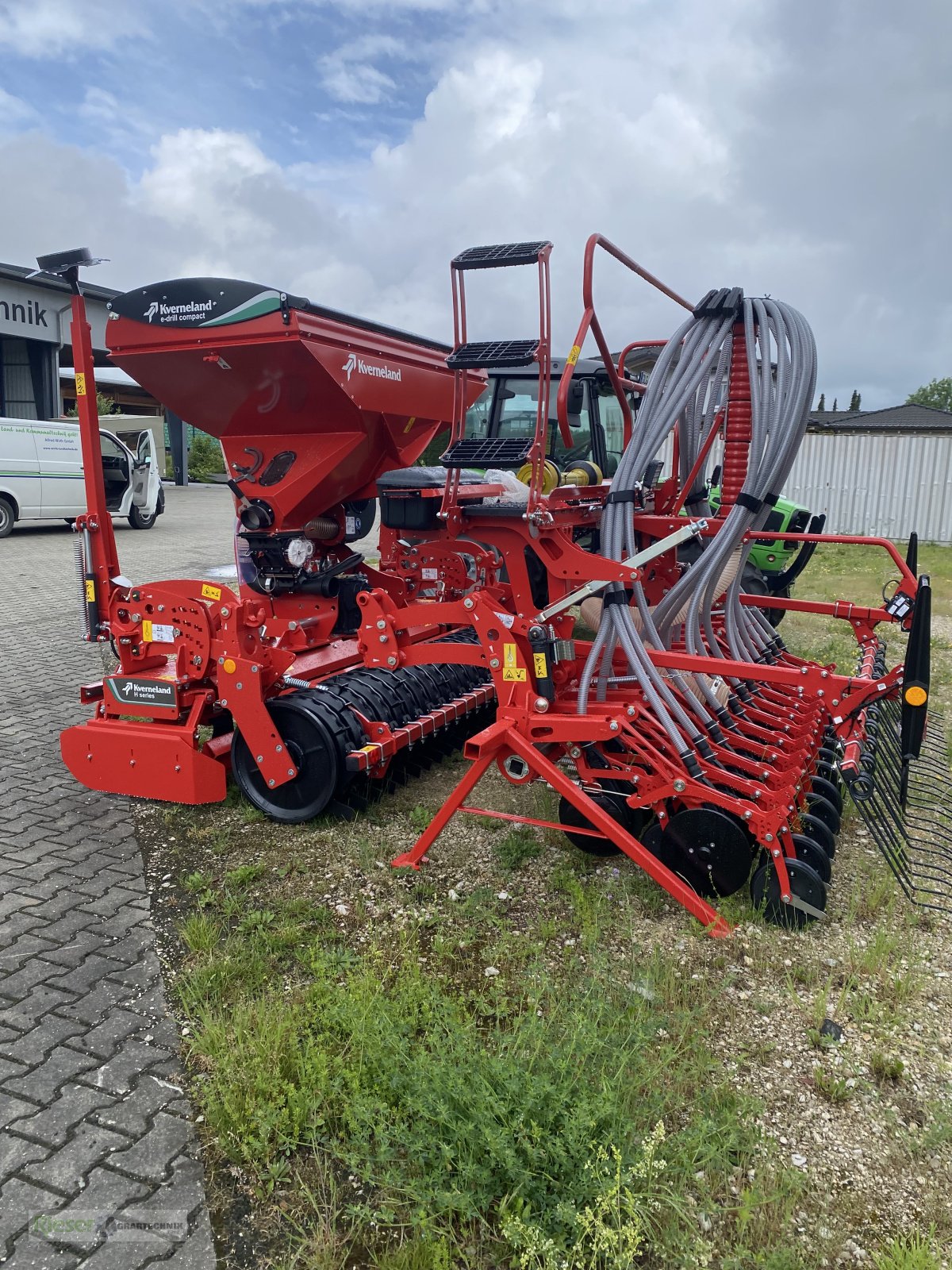 Drillmaschine of the type Kverneland E-Drill Compact - Pneumatische Scheibensämaschine mit Kreiselegge, 8 % Frühbezugsnachlass, Neumaschine in Nördlingen (Picture 1)