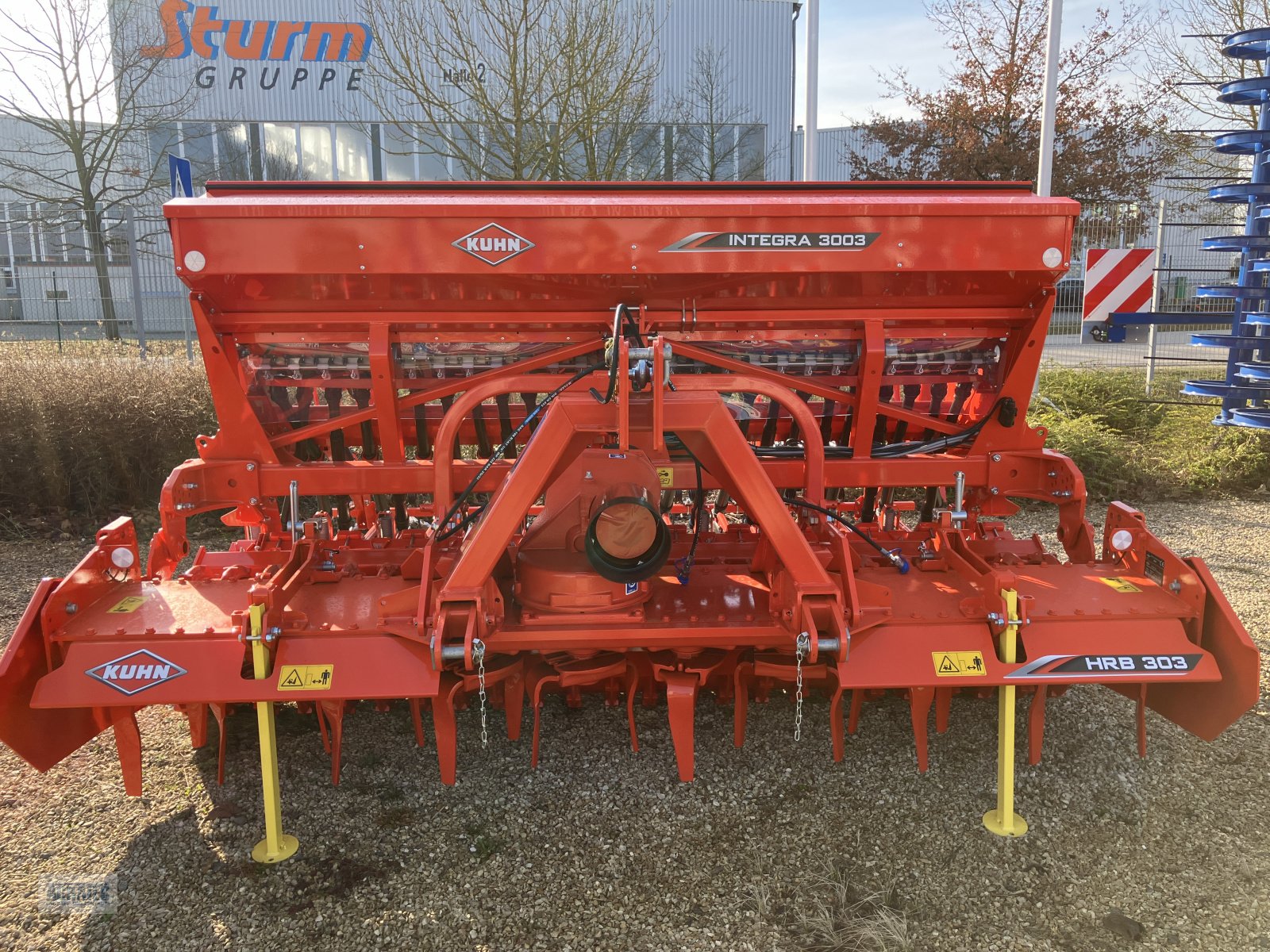 Drillmaschinenkombination of the type Kuhn HRB 303 D & Integra 3003 24 SD, Neumaschine in Salching bei Straubing (Picture 1)