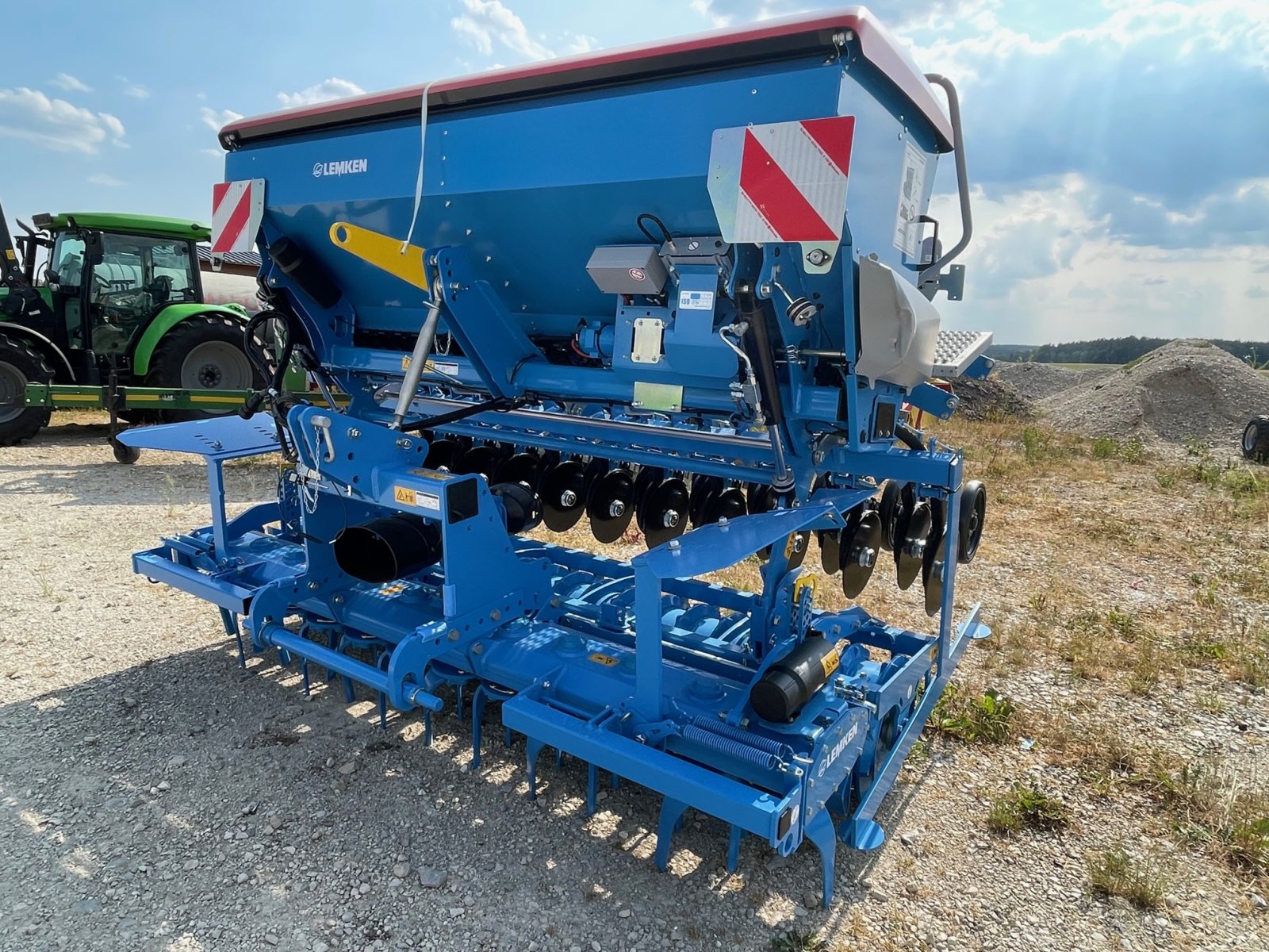 Drillmaschinenkombination des Typs Lemken Zirkon 8 + Saphir 10, Neumaschine in Burglengenfeld (Bild 1)