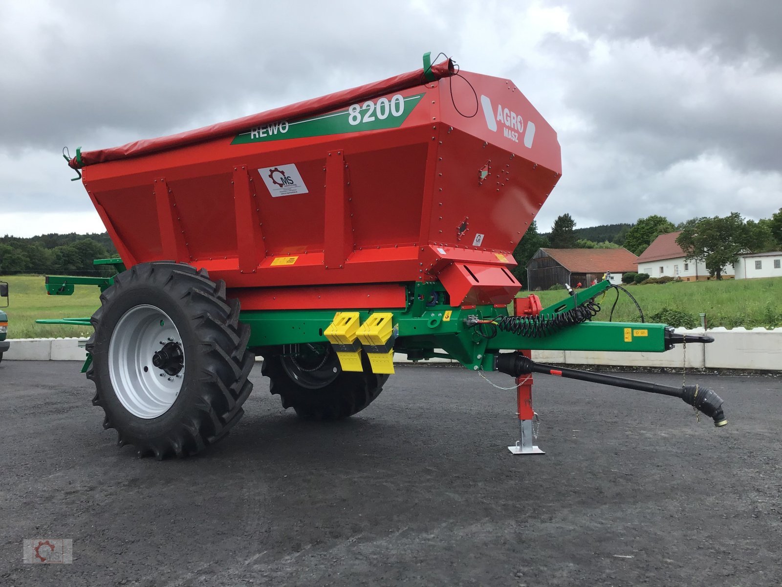 Düngerstreuer des Typs Agro-Masz REWO 8200 Großflächenstreuer Kalk Dünger Streuer, Neumaschine in Tiefenbach (Bild 3)