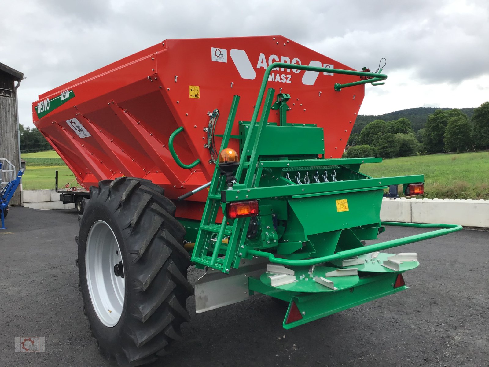 Düngerstreuer of the type Agro-Masz REWO 8200 Großflächenstreuer Kalk Dünger Streuer, Neumaschine in Tiefenbach (Picture 25)