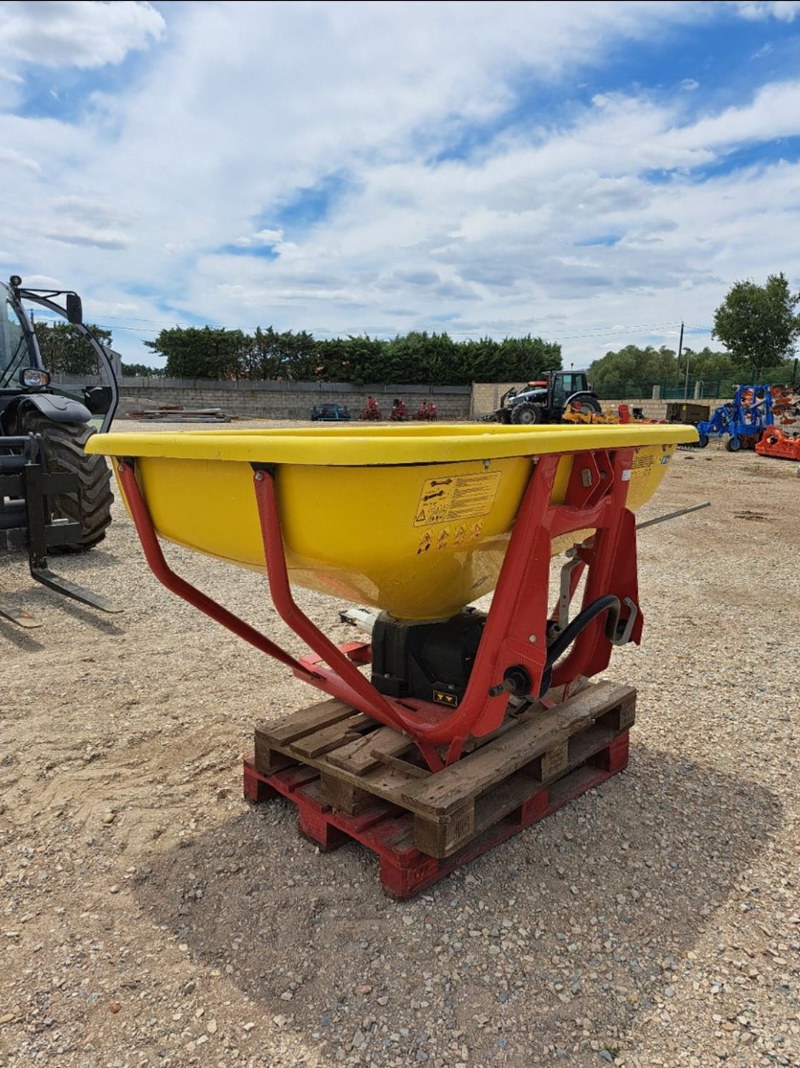 Düngerstreuer van het type Cosmo 800L, Gebrauchtmaschine in UCHAUD (Foto 3)