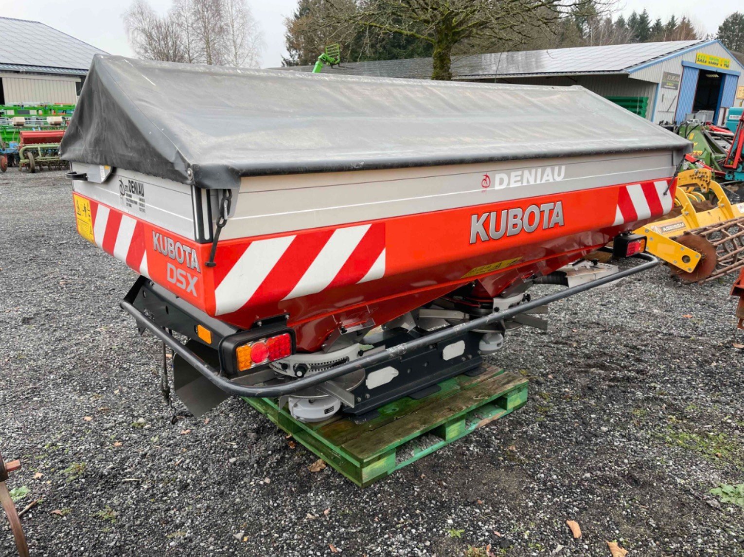 Düngerstreuer des Typs Kubota DSX-W2800, Gebrauchtmaschine in LA SOUTERRAINE (Bild 3)