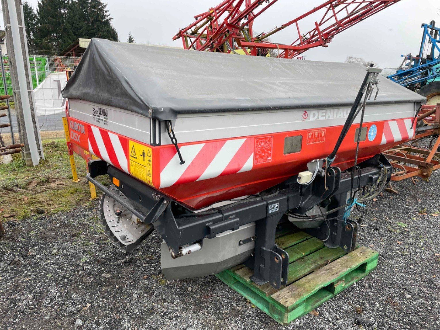 Düngerstreuer des Typs Kubota DSX-W2800, Gebrauchtmaschine in LA SOUTERRAINE (Bild 1)