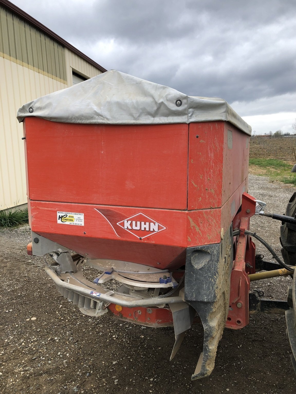 Düngerstreuer van het type Kuhn Distributeur d'engrais AXIS 401 . Kuhn, Gebrauchtmaschine in ROYNAC (Foto 1)