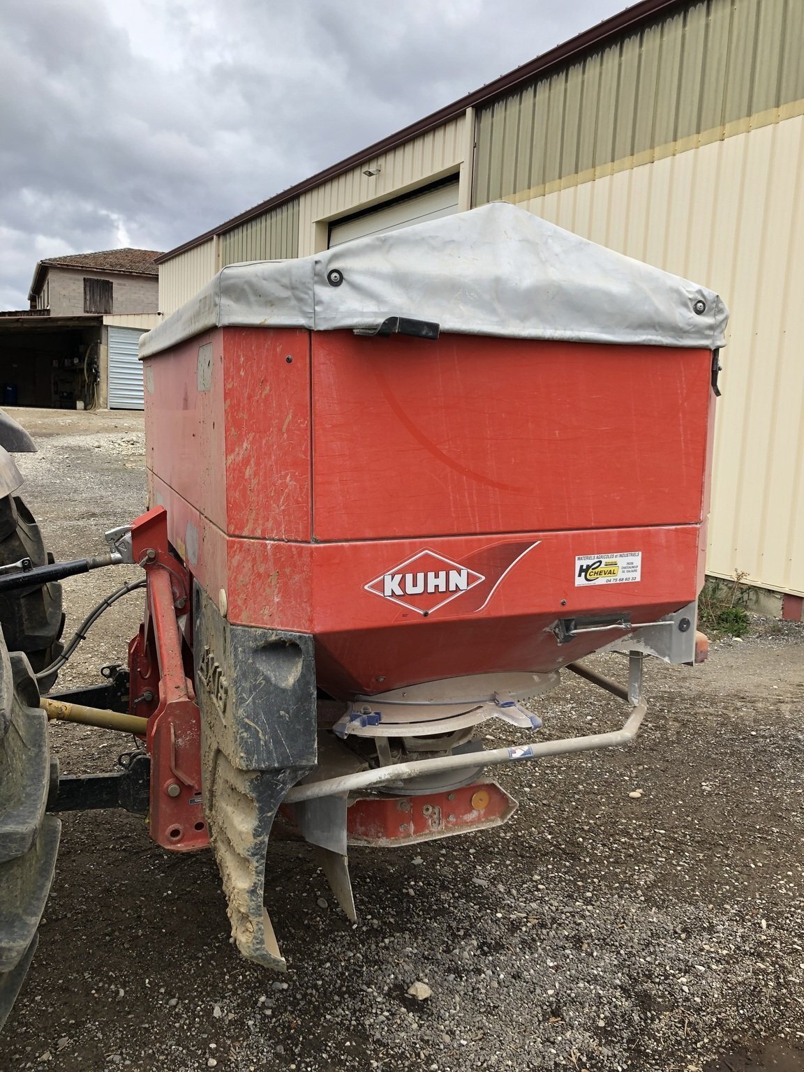 Düngerstreuer van het type Kuhn Distributeur d'engrais AXIS 401 . Kuhn, Gebrauchtmaschine in ROYNAC (Foto 3)