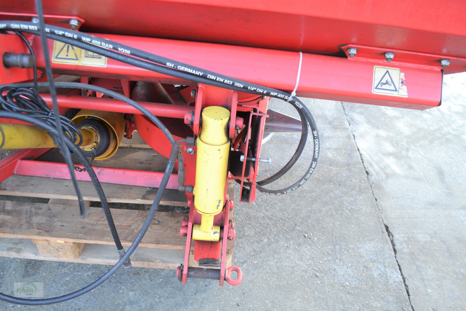 Düngerstreuer of the type Lely Centerliner SL - ein top 2.000-Liter Kunstdüngerstreuer mit hydraulischer Grenzstreueinrichtung, Gebrauchtmaschine in Burgrieden (Picture 11)