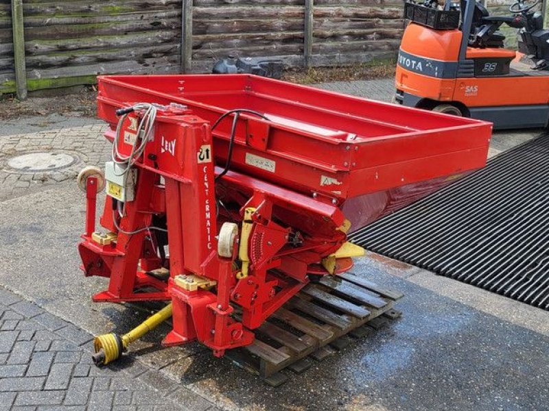 Düngerstreuer des Typs Lely SE Centermatic met centronic strooicomputer, Gebrauchtmaschine in Wierden (Bild 1)