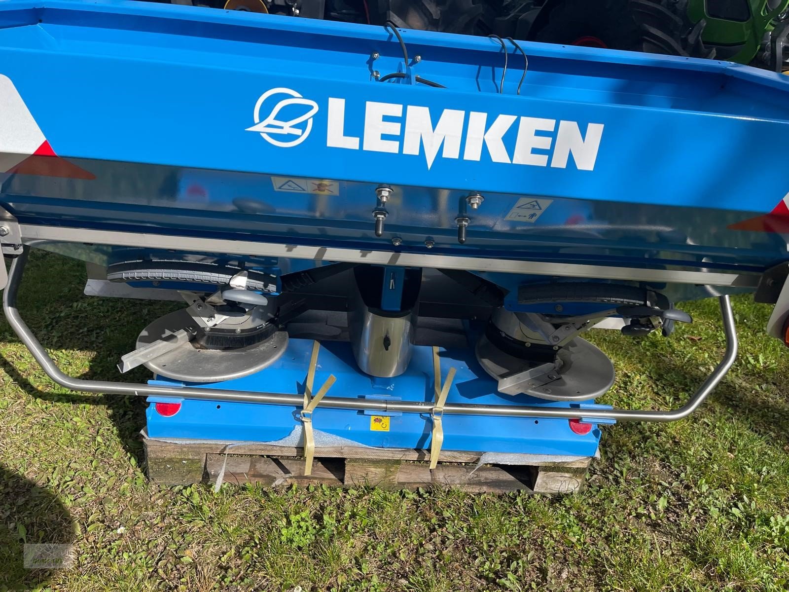 Düngerstreuer des Typs Lemken Spica 8, Neumaschine in Bad Leonfelden (Bild 4)