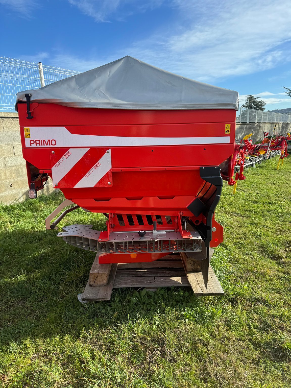 Düngerstreuer of the type Maschio Distributeur d'engrais PRIMO EW 224 MASCHIO GASPAR, Gebrauchtmaschine in ROYNAC (Picture 1)