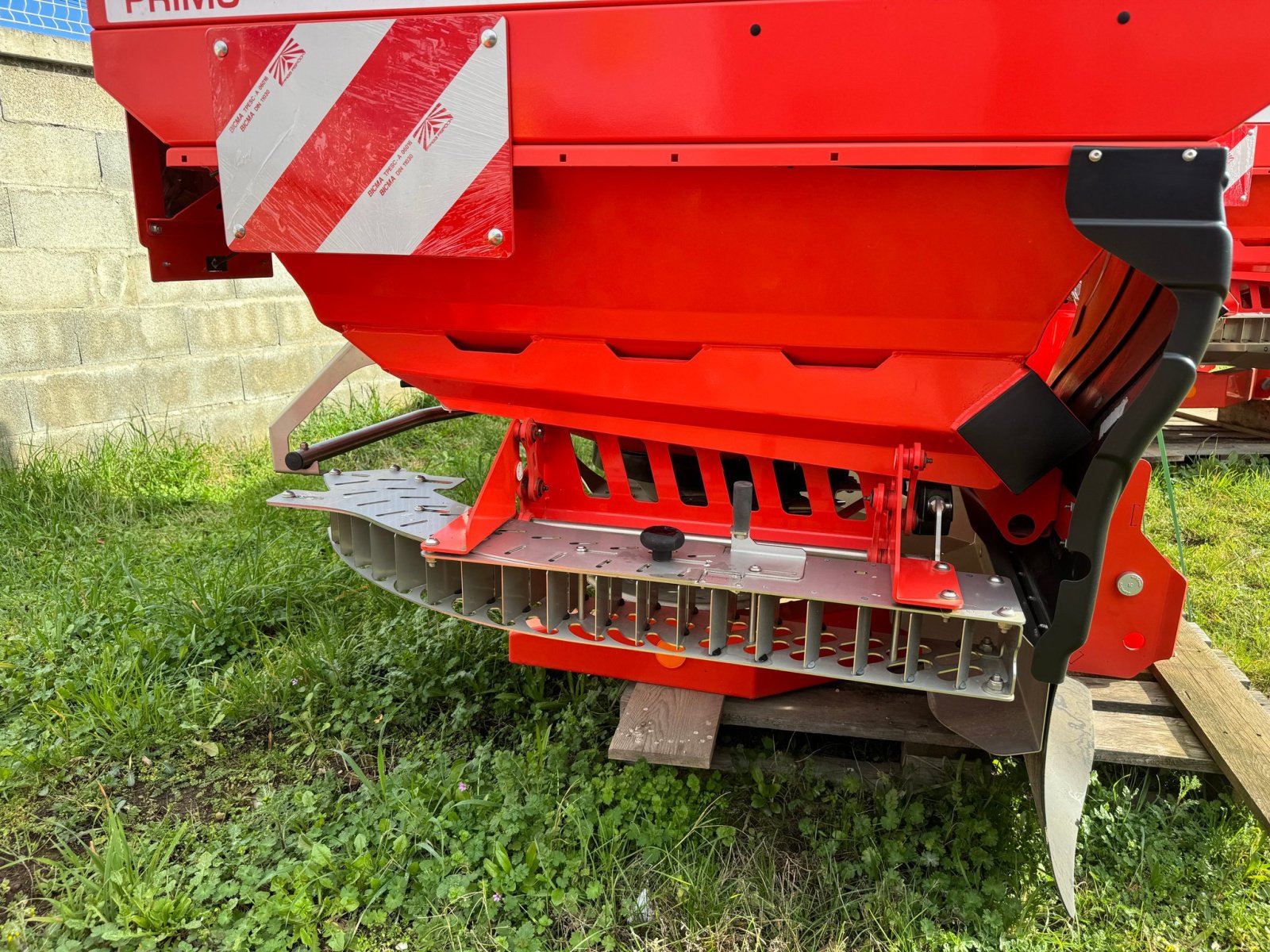 Düngerstreuer of the type Maschio Distributeur d'engrais PRIMO EW 224 MASCHIO GASPAR, Gebrauchtmaschine in ROYNAC (Picture 2)