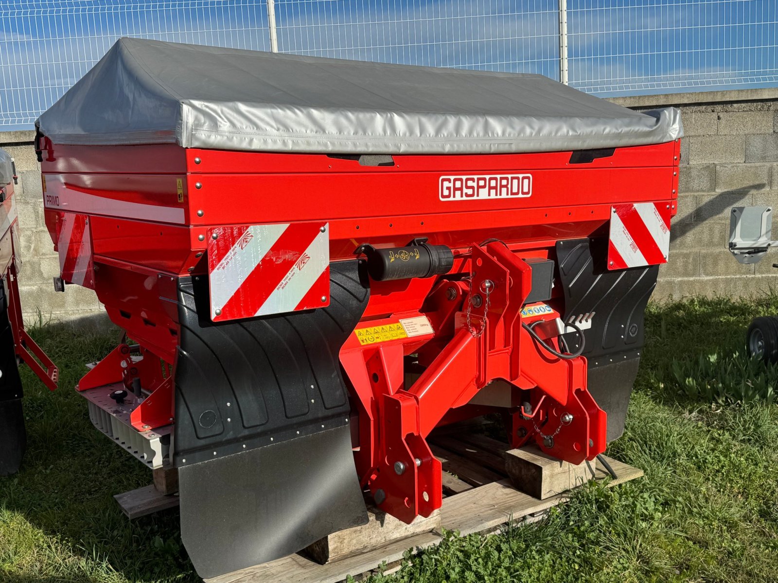 Düngerstreuer del tipo Maschio Distributeur d'engrais PRIMO EWI 224 MASCHIO GASPA, Gebrauchtmaschine en ROYNAC (Imagen 1)